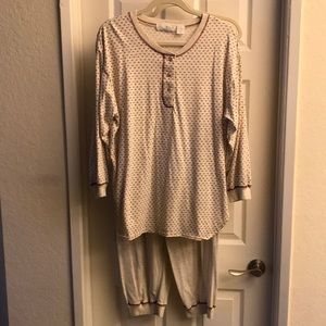 Woman’s L 2-piece long sleeve pajamas